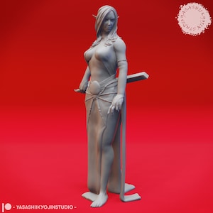 Könnte beinhalten: Eine graue, 3D-gedruckte Figur einer weiblichen Elfe mit langen Haaren und einem fließenden Kleid. Die Elfe hält ein Schwert in ihrer rechten Hand und hat einen ernsten Gesichtsausdruck.
