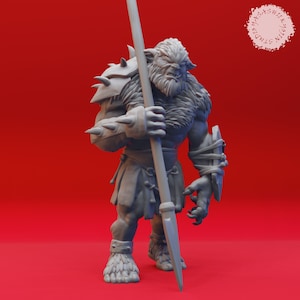 Könnte beinhalten: Eine graue, detaillierte Miniaturfigur eines Minotaurus-Kriegers, der eine Lanze hält. Der Minotaurus trägt eine Rüstung und hat einen grimmigen Ausdruck.