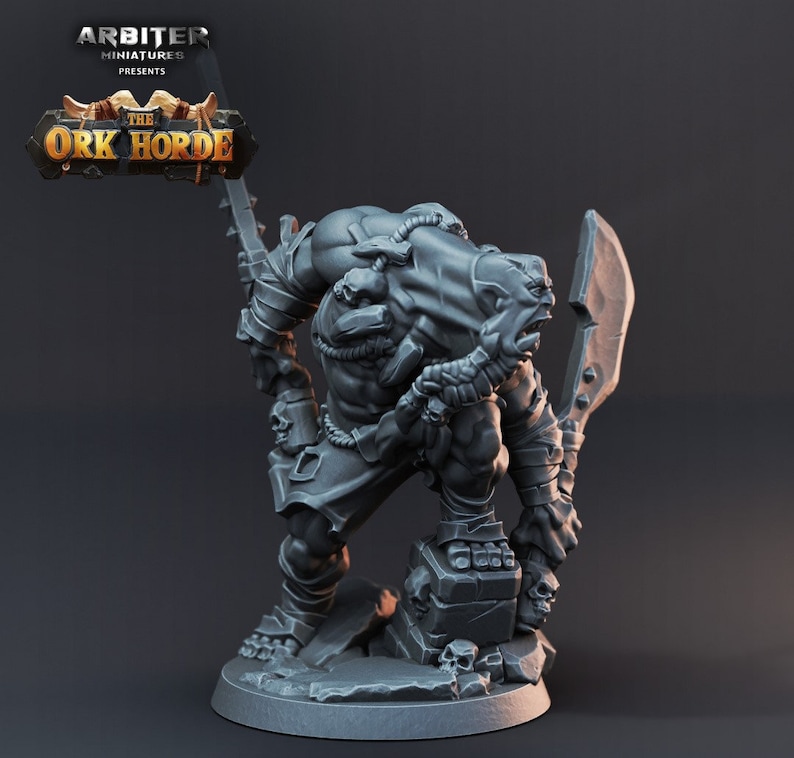 K&ouml;nnte beinhalten: Eine graue Plastik-Miniaturfigur eines Ork-Kriegers, der ein gro&szlig;es Schwert und einen kleineren Dolch h&auml;lt. Der Ork tr&auml;gt einen Lendenschurz und hat einen grimmigen Gesichtsausdruck. Die Figur steht auf einem felsigen Sockel.