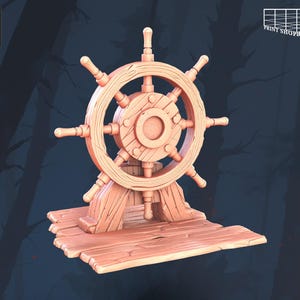 以下が含まれることがあります： 木製の薄茶色の船の舵輪。8つのスポークと中央のハブがあり、木製のベースに取り付けられています。ベースは板でできています。舵輪には木目が見えます。「STL Miniatures」と「PRINT SHOP BOYZ」の文字が画像に表示されています。
