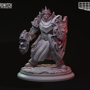 Puede incluir: Figura en miniatura gris detallada de un guerrero con armadura ornamentada, sosteniendo un escudo y un arma grande. La figura tiene una corona y una larga túnica. La base es texturizada. Los logotipos de Hardwitch y Print Shop Boys son visibles.