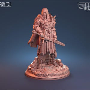 Peut inclure: Une figurine miniature détaillée, brun rougeâtre, d'un guerrier encapuchonné, tenant une épée. La figurine est debout sur une base rocheuse. La figurine porte une armure et une cape. Les logos Hardwitch Games et Print Shop Boyz sont visibles.