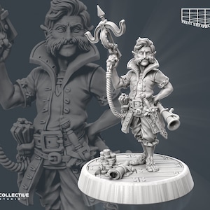 Könnte beinhalten: Graue Miniaturfigur eines Mannes in Piratenkleidung, der einen Stab und ein Teleskop hält. Die Figur steht auf einer Holzplattform mit einer Kanone und anderen Objekten. Die Figur hat einen großen Schnurrbart und trägt einen Mantel mit vielen Knöpfen.