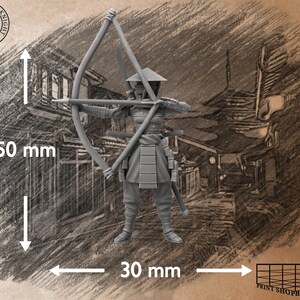 Puede incluir: Una figura miniatura de pl&aacute;stico gris de un arquero samur&aacute;i, sosteniendo un arco y una flecha, con un sombrero y una armadura japoneses tradicionales. La figura mide 5 cm de alto y 3 cm de ancho. Print Shop Boyz.