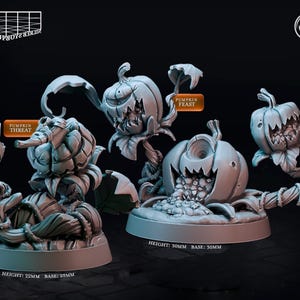 Könnte beinhalten: Drei 3D-gedruckte Kürbis-Miniaturen, jede mit einem anderen Ausdruck. Die erste ist ein Kürbis mit einem bedrohlichen Grinsen und dem Text "Pumpkin Threat". Die zweite ist ein Kürbis mit einem breiten, zahnigen Grinsen und dem Text "Pumpkin Feast". Die dritte ist ein Kürbis mit einem einzigen Auge und einem breiten, zahnigen Grinsen. Jede Miniatur ist etwa 22 mm bis 30 mm hoch und steht auf einem runden Sockel.