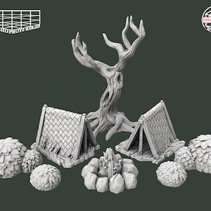 Könnte beinhalten: Eine Sammlung von Miniatur-Fantasy-Geländeteilen, darunter zwei Zelte, ein Lagerfeuer, mehrere belaubte Büsche und ein großer Baum. Die Teile sind alle in einer neutralen Graufarbe gehalten und eignen sich zum Bemalen. Das Bild enthält den Text "PRINT SHOPBOYZ BERLIN" und "OFFICIAL SELLER".