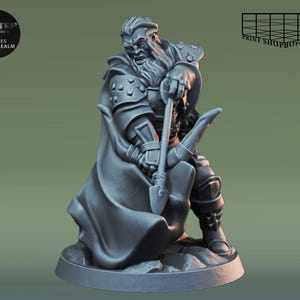 Könnte beinhalten: Graue Miniaturfigur eines bärtigen Kriegers in Rüstung, der einen Bogen und Pfeil hält. Die Figur steht auf einem runden Sockel. Die Figur stammt aus der "Heroes of the Realm"-Kollektion. Das Bild enthält auch den Text "Arbiter Miniatures" und "Print Shop Boys".