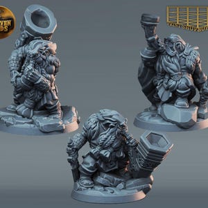 Può includere: Tre miniature di nani grigi stampate in 3D, ciascuna con un'arma diversa. Il primo nano tiene un cannone, il secondo una spada e il terzo un martello. Le miniature sono tutte in piedi su una base grigia.