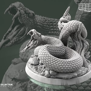 Könnte beinhalten: Ein graues, detailliertes, 3D-gedrucktes Modell einer Klapperschlange, die sich um einen Baumstamm windet. Die Schlange ist in einer Pose mit offenem Maul, sichtbaren Zähnen und erhobenem Schwanz dargestellt. Das Modell steht auf einem runden Sockel mit einer strukturierten Oberfläche.