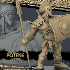 Könnte beinhalten: Beigefarbene Figur eines muskulösen Kriegers in Rüstung, der einen Speer und einen Schild hält. Der Krieger trägt einen Helm und ist dynamisch posiert. Das Wort "POTENS" wird in goldfarbenen Buchstaben auf einem schwarzen Banner angezeigt.
