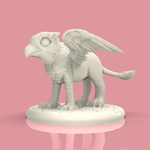 Peut inclure: Une miniature de griffon imprimée en 3D blanche, une créature mythique avec la tête et les ailes d'un aigle et le corps d'un lion. Le griffon est debout sur une base ronde.