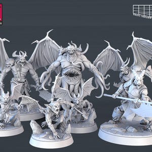 Può includere: Una collezione di miniature bianche raffiguranti demoni con corna, ali ed espressioni minacciose. Alcune figure impugnano armi, altre sono in pose dinamiche. L'immagine include il testo "STL Miniatures" e "Print Shop by Z".