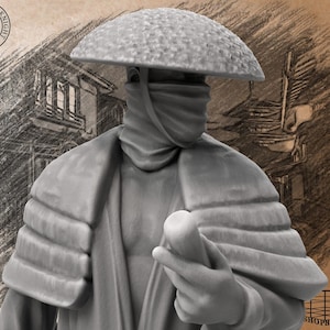 Puede incluir: Una figura en miniatura gris y detallada de una persona que lleva un sombrero de ala ancha y una máscara, sosteniendo un objeto pequeño en su mano. La figura está de pie frente a un fondo dibujado.