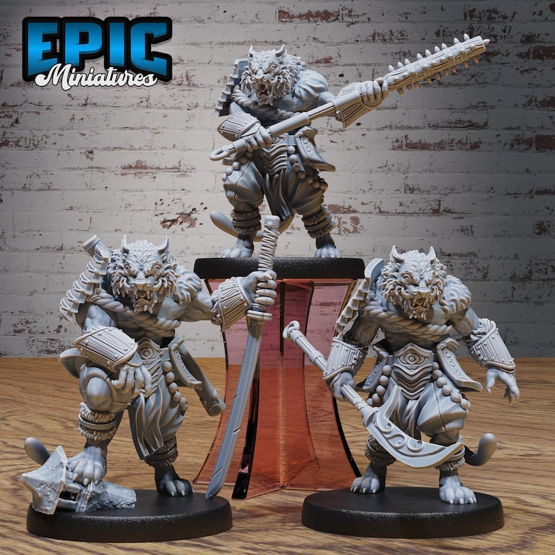 Puede incluir: Tres figuras en miniatura pintadas de gris que representan criaturas parecidas a lobos con cuerpos humanos. Las figuras sostienen armas, incluyendo una espada, un bast&oacute;n y una hoja curva. Las figuras est&aacute;n de pie sobre una base gris.
