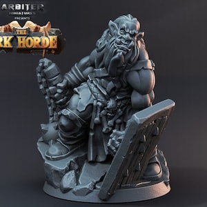 Può includere: Una miniatura in plastica grigia di un guerriero Orc che tiene una catena e uno scudo. L'Orc indossa un'armatura e ha un'espressione feroce sul viso. La miniatura è in piedi su una base rocciosa.