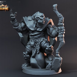 Può includere: Una statuetta in miniatura di plastica grigia di un guerriero Orc che tiene un arco e una freccia. L'Orc indossa un mantello e un'armatura. La statuetta è in piedi su una base rocciosa.