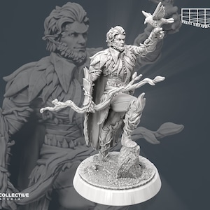 Könnte beinhalten: Eine detaillierte Miniaturfigur eines männlichen Elfen mit Bart, der einen Blätterumhang trägt und einen Stab mit einem Vogel auf der Hand hält. Die Figur ist in Grautönen und Weiß bemalt.