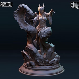 Könnte beinhalten: Eine detaillierte, graue, 3D-gedruckte Miniatur einer weiblichen Figur mit einem gehörnten Helm, die auf einem felsigen Sockel steht. Die Figur hält einen Stab in ihrer rechten Hand und trägt einen fließenden Umhang. Der Sockel ist mit wirbelnden Felsformationen und Kristallen verziert.