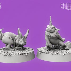 Può includere: Due figurine grigie fantasy di una creatura simile a un coniglio con un corno, poste su una base di fogliame. Una è accovacciata, l'altra è reclinata. Le figurine sono ambientate su uno sfondo viola.