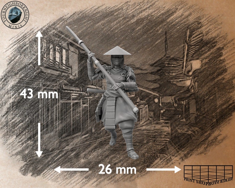 Puede incluir: Una figura en miniatura de pl&aacute;stico gris de un guerrero samur&aacute;i sosteniendo una lanza. La figura mide 43 mm de alto y 26 mm de ancho. La figura est&aacute; de pie sobre un fondo gris con un dibujo de una escena de calle japonesa.