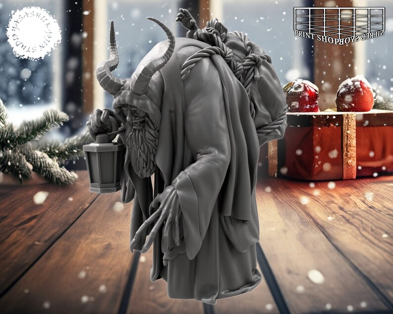 以下が含まれることがあります： 角が生えていて、長いひげを生やした灰色の姿が、背中に袋を背負い、提灯を持っています。その姿は長いローブを着ており、歩いているようです。背景は雪景色で、木製のテーブルと赤いギフトボックスがあります。