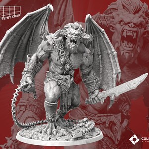 Puede incluir: Una figura miniatura gris y detallada de un demonio con alas, cuernos y una cadena. El demonio sostiene una espada en una mano y una cadena en la otra. La figura está de pie sobre una base redonda.