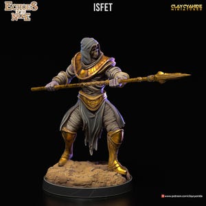 Könnte beinhalten: Miniaturfigur von Isfet, einer Skelettfigur aus der Echoes of the Nile-Kollektion. Die Figur ist in goldener und grauer Rüstung gekleidet und hält einen Speer. Der Sockel ist braun strukturiert, und der Hintergrund ist schwarz.