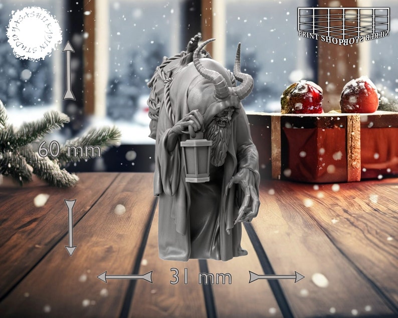 以下が含まれることがあります： 角とあごひげ、ランタンを持った生き物のグレーの3Dプリントフィギュア。フィギュアの高さは60mm、幅は31mm。雪の降る背景の、木製の表面に立っています。