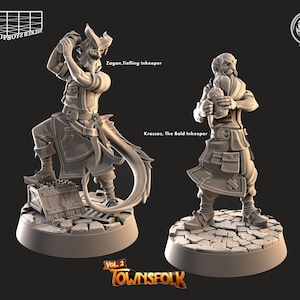 Può includere: Due miniature di locandieri fantasy stampate in 3D. Uno è un umano calvo con la barba che tiene un boccale. L'altro è un tiefling con corna e coda che tiene una bottiglia. Le figure sono su basi circolari con un design a ciottoli. Il testo "Zagan, Tiefling Inkeeper" e "Krossos, The Bald Inkeeper" è stampato sullo sfondo.