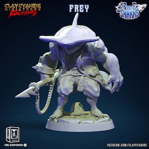Puede incluir: Una miniatura impresa en 3D blanca de una criatura similar a un tiburón con una cabeza de martillo, que lleva un atuendo de pirata y sostiene una lanza. La miniatura está de pie sobre una base redonda. El texto "FREY" está escrito encima de la miniatura. El texto "Pirate Sharks" está escrito en la esquina superior derecha de la imagen.
