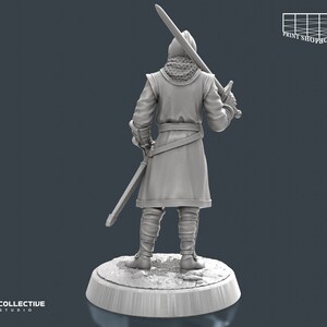K&ouml;nnte beinhalten: Eine graue, 3D-gedruckte Miniatur eines Ritters in voller R&uuml;stung, der ein Schwert in seiner rechten Hand h&auml;lt. Der Ritter tr&auml;gt eine Kettenhemd-Tunika und einen langen, flie&szlig;enden Umhang. Die Miniatur steht auf einem runden Sockel.
