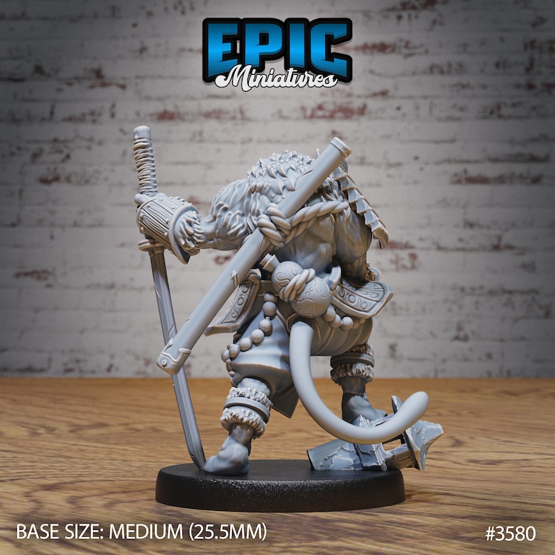 Puede incluir: Una miniatura gris sin pintar de un guerrero mono sosteniendo una espada y un bast&oacute;n. El mono lleva un taparrabos y un cintur&oacute;n con cuentas. La miniatura est&aacute; de pie sobre una base redonda.  BASE SIZE: MEDIUM (25.5MM) #3580