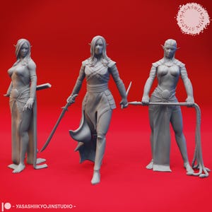 Könnte beinhalten: Drei graue bemalte Elfenfiguren, jede mit einer anderen Waffe. Der Elf links hält ein Schwert, der Elf in der Mitte hält ein Schwert und der Elf rechts hält eine Peitsche.