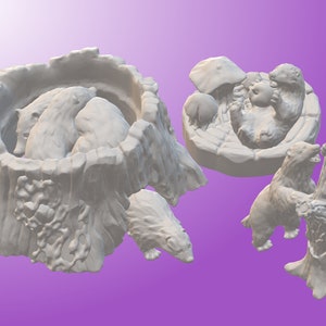 Könnte beinhalten: Eine Sammlung weißer Bärenfiguren. Eine Figur zeigt Bären in einem Baumstumpf, eine andere Bären mit einem Pilz, und die anderen zeigen Bären, die mit einem Baum interagieren.