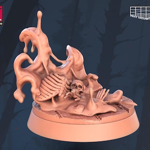 Może przedstawiać: Trójwymiarowa miniatura wydrukowana z tworzywa sztucznego przedstawiająca czaszkę pochłoniętą przez mięsistą, organiczną substancję. Czaszka jest szczegółowo odwzorowana z zębami i oczodołami. Substancja organiczna jest fakturowana i wydaje się kapać. Miniatura stoi na okrągłej podstawie.