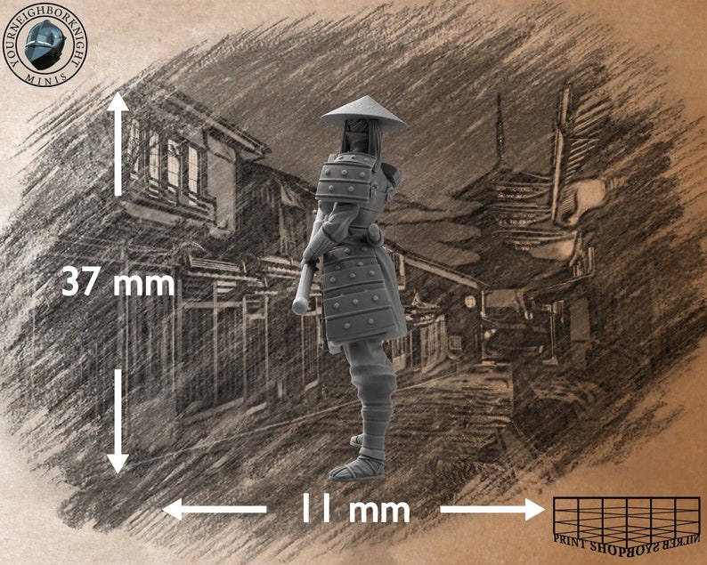 Puede incluir: Una figura en miniatura de pl&aacute;stico gris de un guerrero samur&aacute;i que lleva un sombrero c&oacute;nico y armadura. La figura mide 37 mm de alto y 11 mm de ancho. La figura est&aacute; de pie sobre un fondo gris con un dibujo de una calle japonesa.
