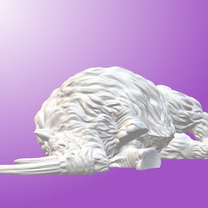 Può includere: Una creatura mitica bianca e pelosa con le corna sdraiata su un fianco. La creatura ha una superficie testurizzata e scolpita.