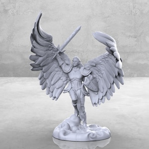 Könnte beinhalten: Eine weiße, detaillierte Miniaturfigur eines Engels mit großen Flügeln, die ein Schwert hält und auf einer Wolkenbasis steht.