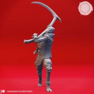 Könnte beinhalten: Graue Figur eines Kriegers, der eine große Sense über der Schulter hält. Die Figur trägt detaillierte Kleidung und hat einen ernsten Gesichtsausdruck. Der Hintergrund ist einfarbig rot. Der Text "- YASASHIIKYOJINSTUDIO -" befindet sich unten.
