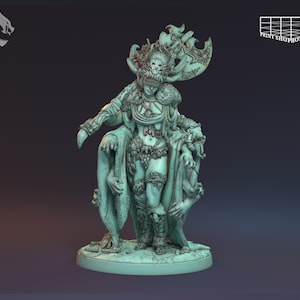 Könnte beinhalten: Eine grün bemalte Miniaturfigur einer weiblichen Gestalt mit einer Totenkopfmaske, die eine Axt hält und von Ranken umgeben ist. Die Figur trägt einen Rock und einen Umhang mit einer Knochenkette.