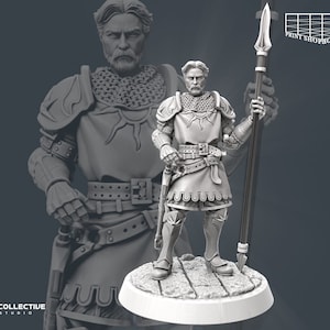 Può includere: Statuetta stampata in 3D di un cavaliere medievale, vestito con armatura e cotta di maglia, che tiene una lancia. Il cavaliere è su una base circolare con una texture di ciottoli. La figura è di colore grigio chiaro.