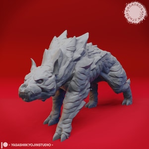 Può includere: Una miniatura grigia, dettagliata, stampata in 3D di una creatura con denti e artigli affilati. La creatura ha una schiena spinosa e corazzata e un'espressione feroce.