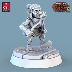 Pode incluir: Miniatura impressa em 3D de um personagem semelhante a um goblin, segurando uma bengala. A figura está em uma base de plataforma de madeira. A figura tem orelhas pontudas e um sorriso malicioso. Os textos "STL Miniatures" e "3D Printable Fantasy NPCs 2" são visíveis.