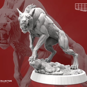 Puede incluir: Una miniatura detallada, impresa en 3D en blanco, de una criatura monstruosa similar a un lobo, con dientes y garras afiladas. La criatura está de pie sobre una base rocosa.