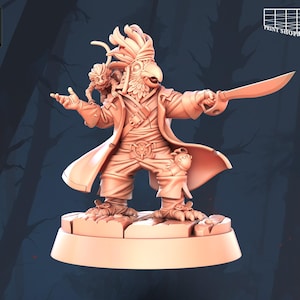 Puede incluir: Figura impresa en 3D de un pirata con cabeza de loro, sosteniendo una espada. La figura lleva un abrigo largo y tiene un pequeño mono en el hombro. La base es rectangular. La figura es de color melocotón claro.