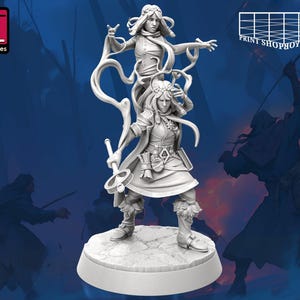 Puede incluir: Una miniatura impresa en 3D blanca de una figura femenina con un bastón y una figura fantasmal flotando sobre ella. La figura lleva un vestido largo y botas. La figura fantasmal lleva un vestido largo y tiene el pelo largo y suelto. La miniatura está sobre una base redonda.
