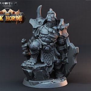 Puede incluir: Una figura miniatura de plástico gris de un guerrero Orc que lleva armadura y sostiene una espada y un escudo. El Orc está de pie sobre una base rocosa. La miniatura forma parte de la colección The Ork Horde de Arbiter Miniatures.