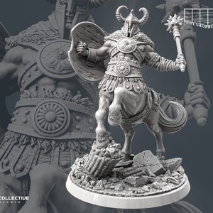 Könnte beinhalten: Eine graue, detaillierte Miniatur eines Zentaurenkriegers, der einen Schild und eine Keule hält. Der Zentaur trägt eine Rüstung und hat einen Pferdeschwanz und Hufe. Die Miniatur steht auf einem runden Sockel mit einer steinartigen Textur.