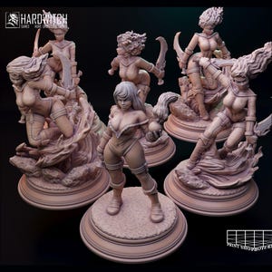 Może przedstawiać: Pięć szczegółowych miniaturowych figurek kobiet w różnych pozach, każda trzymająca broń. Figurki są pomalowane na jasnobrązowy kolor i umieszczone na okrągłych podstawach. Podstawy są fakturowane, aby przypominały kamień i mają jasnobrązowy kolor.