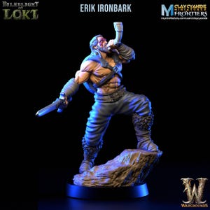 Può includere: Una figura in miniatura dipinta di un guerriero con la barba, che tiene un corno e una spada. La figura è in piedi su una base rocciosa ed è dipinta in tonalità di marrone, grigio e blu. La figura è intitolata "Erik Ironbark" e fa parte della serie "Bileblight of Loki".